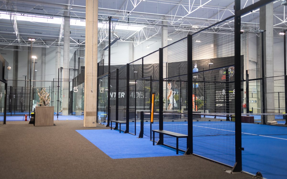 Hala klubu InterPadel Gdynia z ośmioma kortami