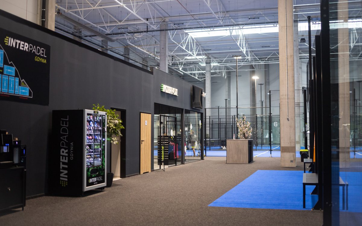 Strefa wypoczynkowa i korty InterPadel Gdynia